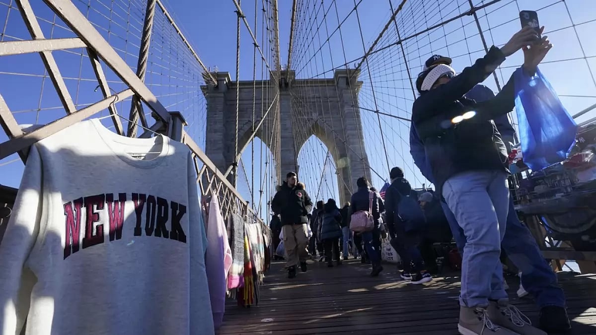 Brooklyn bridge flooded with souvenir sellers 