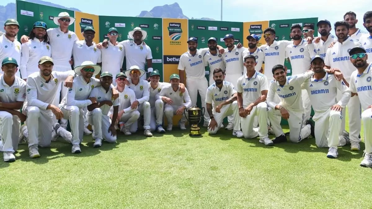 Both set of players pose with the series trophy
