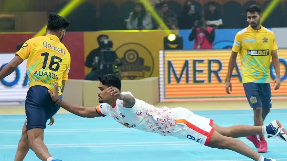 Telugu Yoddhas' player Prasad Vaibhav Radye trying to touch Chennai Quick Guns' player