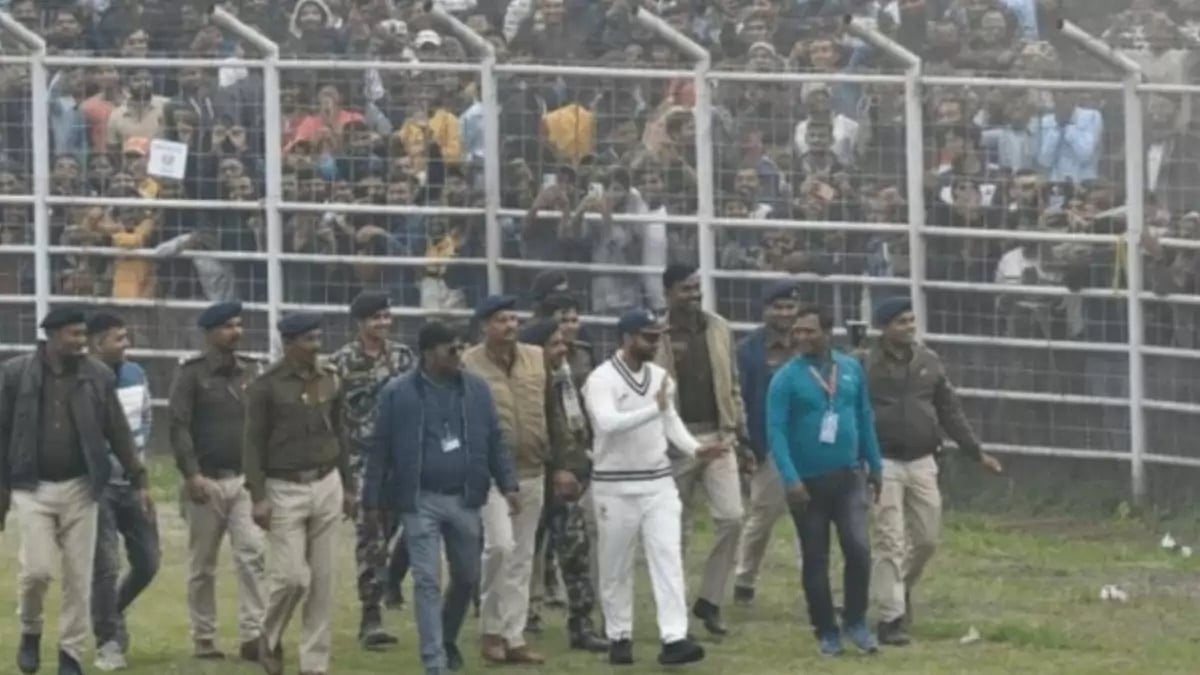 Ajinkya Rahane (in white) acknowledging the crowd in Patna - null