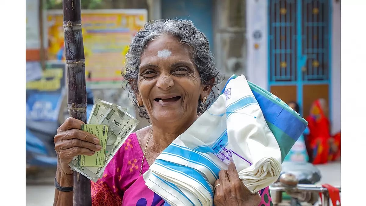 Pongal gift hamper distribution in TN