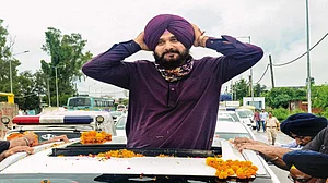 Can Amarinder And Sidhu Lead Congress To Poll Battle As A United Army?