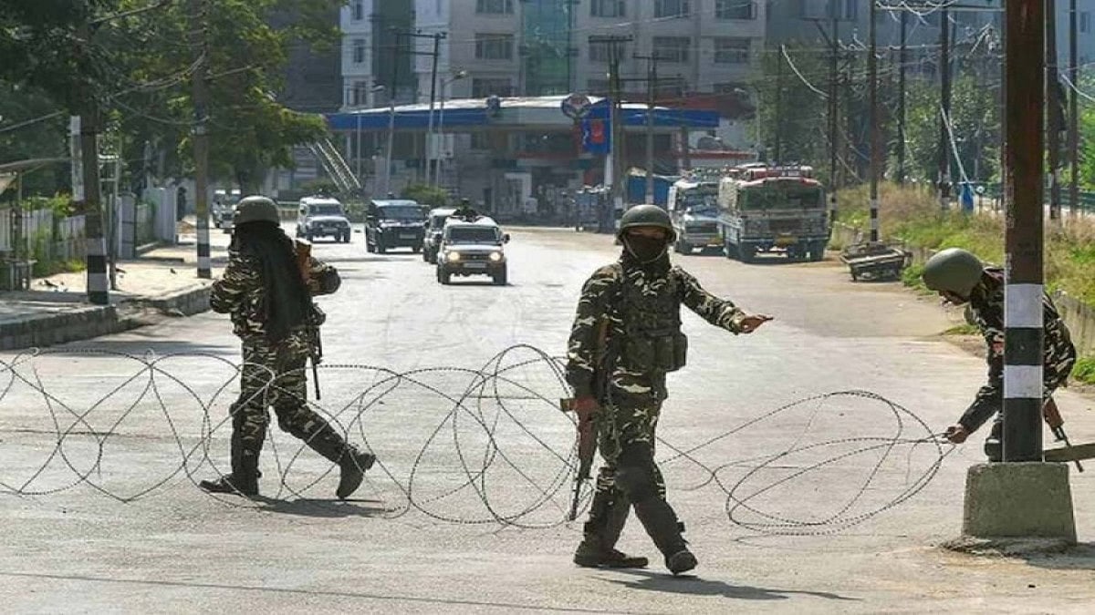 The area has been cordoned off after a police constable was shot dead by terrorists at Batamaloo in Srinagar, and a hunt has been launched to nab the attackers.