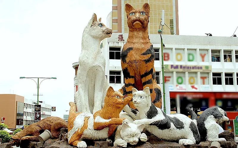 Wikimedia Commons : Kuching is nicknamed the "Cat City" of Malaysia