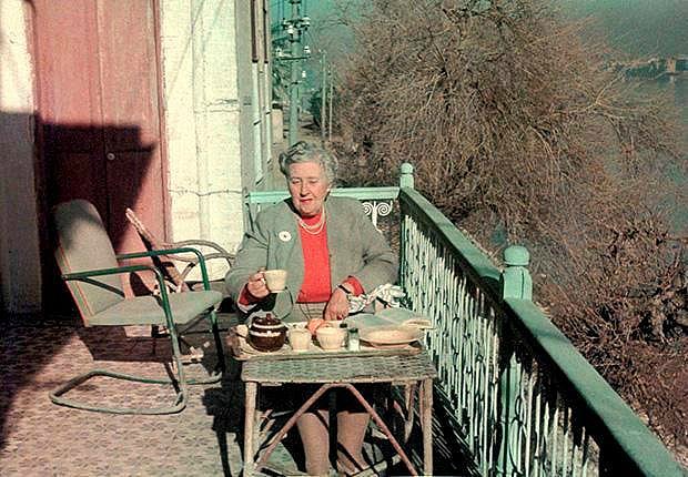 @IraqiPic/x : Detective fiction writer Agatha Christie having breakfast on the hotel balcony overlooking the Tigris in Baghdad