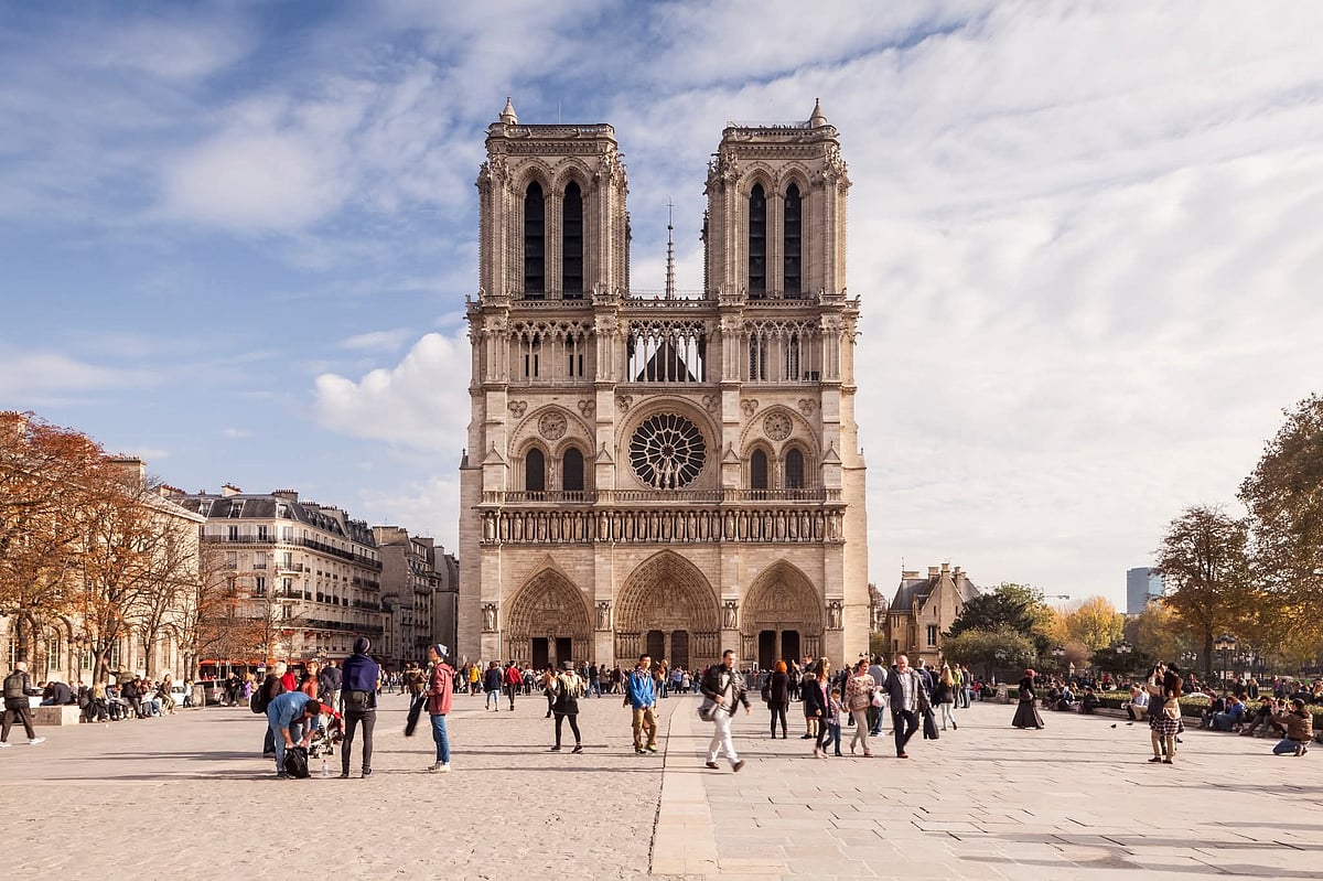 @ANoahnyein/x : A shot of Notre-Dame towers