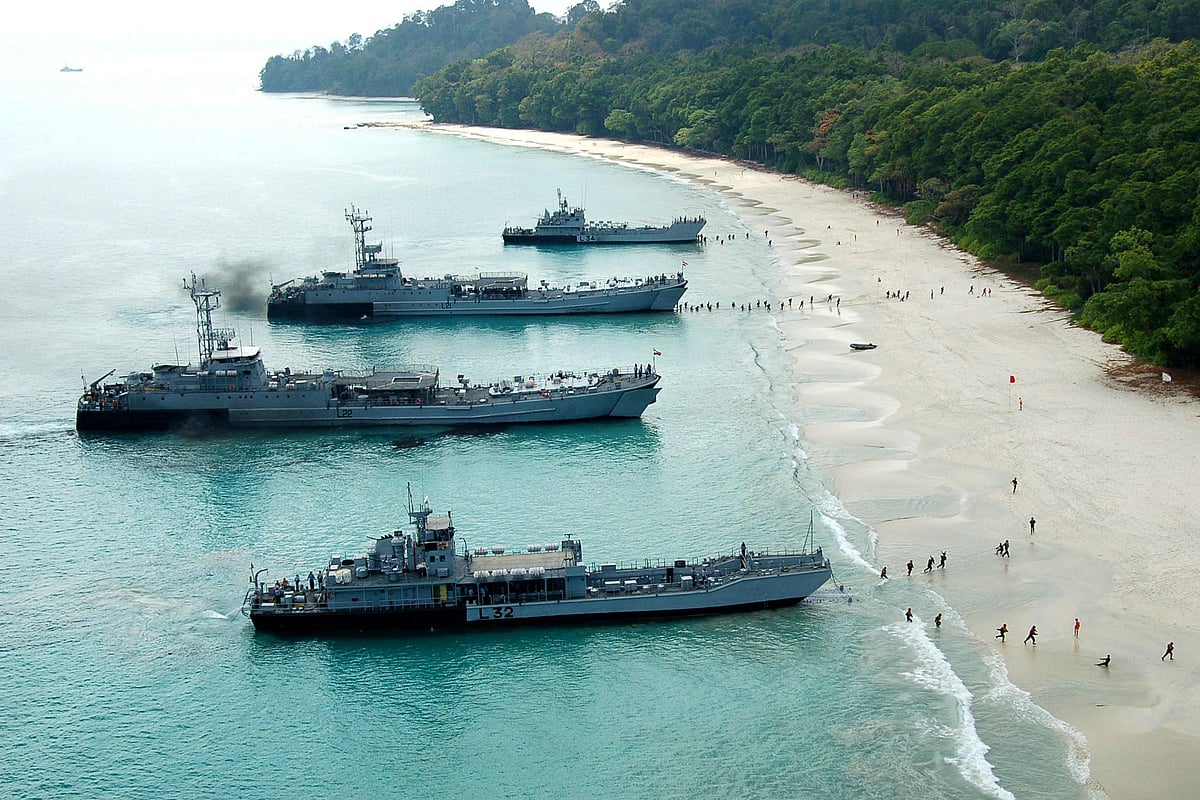 Wikimedia Commons : INS Guldar (second ship from top)