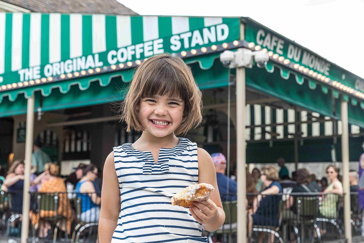 Zack Smith Photography & NewOrleans.com : Family at Cafe du Monde