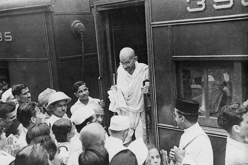 mkgandhi.org : Gandhi deboarding the train amidst a crowd of people