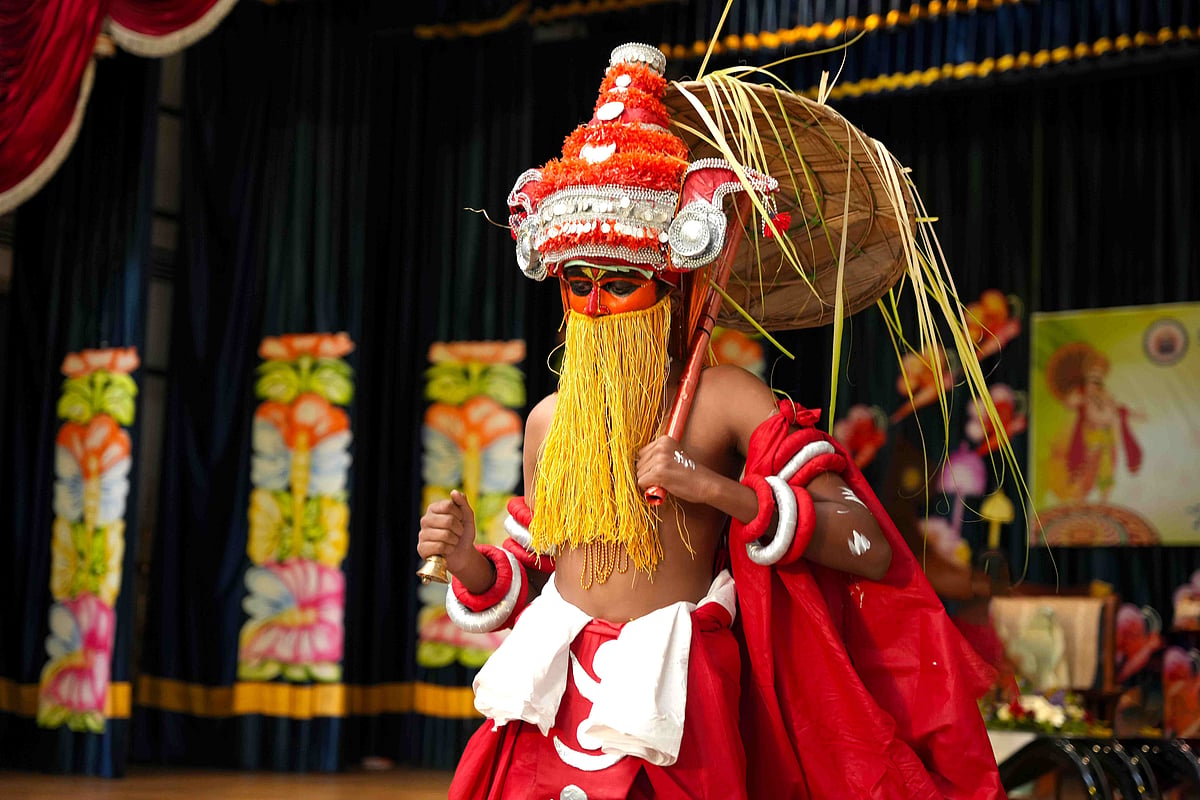 Shutterstock : Onapottan, a traditional folk figure who brings Onam blessings to homes