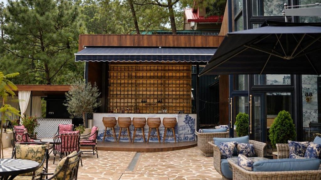 Booking.com : Van Rāsa is a 16-key luxury retreat in Kasauli, surrounded by forested hills and Himalayan views