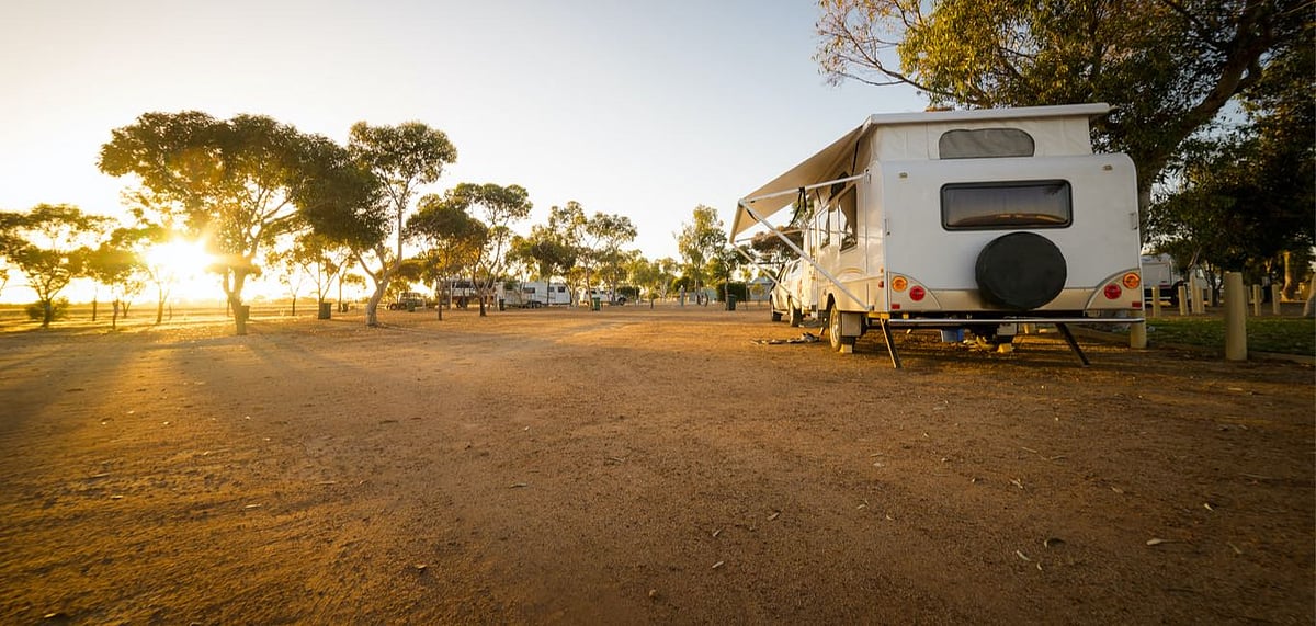 Shutterstock : Unlike the freewheeling “boondocking” style abroad, overnight halts here are generally limited to approved caravan parks