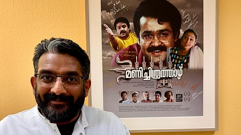 'മണിച്ചിത്രത്താഴി'ലെ മൂന്ന് പ്രധാന അഭിനേതാക്കളും സംവിധായകനും തിരക്കഥാകൃത്തും ഒപ്പിട്ട പോസ്റ്റര്‍ ഫ്രെയിംചെയ്തുവെച്ച ജര്‍മനിയിലെ ഓഫീസ് മുറിയില്‍ ഡോ.ജെമി കുര്യാക്കോസ്