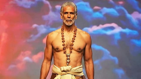 മുംബൈയില്‍ നടന്ന ഫാഷന്‍ ഷോയില്‍ മിലിന്ദ് സോമന്‍