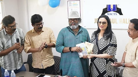 'മാക്ട'ലൈബ്രറിയുടെ ഉദ്ഘാടനം ശ്വേതാ മേനോന്‍ ജോഷി മാത്യുവിന് പുസ്തകങ്ങള്‍ സമ്മാനിച്ച് നിർവഹിക്കുന്നു