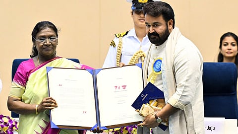 രാഷ്ട്രപതി ദ്രൗപദി മുർമുവിൽ നിന്ന് മോ​ഹൻലാൽ ദാദാ സാഹിബ് ഫാൽക്കേ അവാർഡ് സ്വീകരിക്കുന്നു