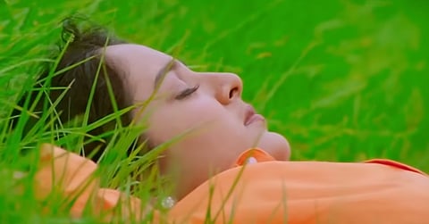 മഞ്ജു വാരിയർ സമ്മർ ഇൻ ബത് ലഹേമിലെ ഒരു രാത്രി കൂടി വിടവാങ്ങവേ എന്ന ​ഗാനരം​ഗത്തിൽ