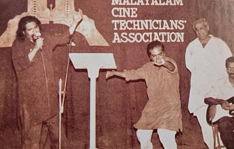 മലയാളം സിനി ടെക്നീഷ്യൻസ് അസോസിയേഷന്റെ(മാക്ട) ഒരു ​ചടങ്ങിൽ സംവിധായകൻ പവിത്രന്റെ ​ഗാനത്തിനൊത്ത് ചുവടുവയ്ക്കുന്ന കെ.ജി.ജോർജ്. ജോൺപോൾ സമീപം 