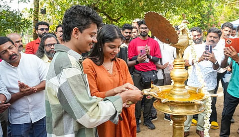 ഇറ്റ്സ് എ മെഡിക്കൽ മിറാക്കിൾ പൂജാചടങ്ങിൽ സം​ഗീത് പ്രതാപും അഖിലഭാർ​ഗവനും ദീപം തെളിയിക്കുന്നു