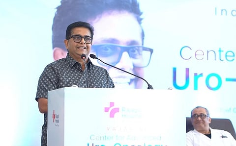 ആലുവ രാജ​ഗിരി സെന്റർ ഫോർ അഡ്വാൻസ്ഡ് യൂറോ ഓങ്കോളജി സെന്റർ ഉദ്ഘാടനച്ചടങ്ങിൽ ജീത്തു ജോസഫ് സംസാരിക്കുന്നു