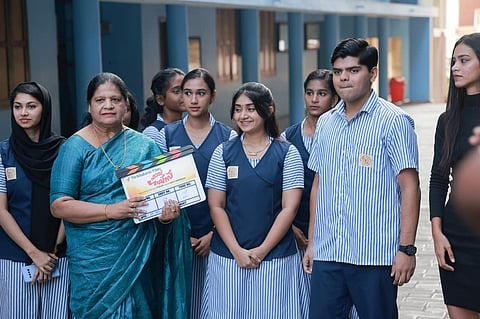'ഹായ് ​ഗയ്സ്' സിനിമയുടെ പൂജാചടങ്ങിൽ ഇന്നസെന്റിന്റെ ഭാര്യ ആലീസ് ആദ്യ ക്ലാപ്പടിക്കുന്നു. ഇന്നസെൻ്റ് സോണെറ്റ് സമീപം
