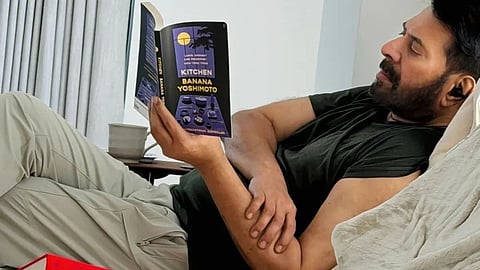 മമ്മൂട്ടി വായനക്കിടെ.  എസ്.ജോർജ് ഫേസ്ബുക്കിൽ പങ്കിട്ട ചിത്രം