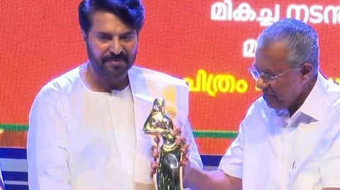 2024-ലെ മികച്ച നടനുള്ള സംസ്ഥാന അവാർഡ് മമ്മൂട്ടിക്ക് മുഖ്യമന്ത്രി പിണറായി വിജയൻ സമ്മാനിക്കുന്നു.മന്ത്രി സജി ചെറിയാൻ സമീപം