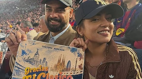 'എൽക്ലാസികോ'യുടെ ടൈറ്റിൽ സ്പെ​യി​നി​ലെ ക്യാ​മ്പ് നൗ ​സ്റ്റേ​ഡി​യ​ത്തി​ൽ ടൊവിനോ തോമസും നസ്രിയയും ചേർന്ന് ലോഞ്ച് ചെയ്തപ്പോൾ