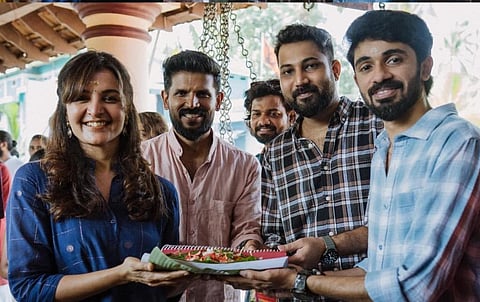 'ഹാപ്പിലൂപ്പ്'പൂജാ ചടങ്ങിൽ മഞ്ജുവാരിയർ,നിർമാതാവ് ബിനീഷ് ചന്ദ്രൻ,തിരക്കഥാകൃത്ത് ആഷിഖ് ഐമർ, സംവിധായകൻ ആനന്ദ് മേനൻ എന്നിവർ