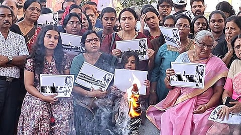 ആക്രമിക്കപ്പെട്ട നടിക്ക് ഐക്യദാർഢ്യം അറിയിച്ചുനടന്ന പരിപാടികളിലൊന്നിൽ നിന്ന്