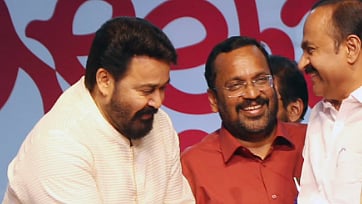 തൃശ്ശൂരിൽ നടന്ന 2025-ലെ സംസ്ഥാന സ്കൂൾ കലോത്സവത്തിന്റെ സമാപനച്ചടങ്ങിൽ വി.ഡി.സതീശനൊപ്പം മോഹൻലാൽ