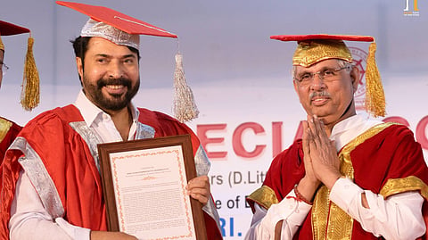 എം.ജി.സർവകലാശാലയുടെ ഓണ​റ​റി ഡോ​ക്ട​റേ​റ്റ് സ്വീകരിച്ചശേഷം മമ്മൂട്ടി ​ഗവർണർ രാ​ജേ​ന്ദ്ര വിശ്വനാഥ ആ​ർ​ലേ​ക്ക​ർക്കൊപ്പം