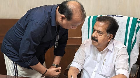 'ഓപ്പറേഷൻ തൂഫാൻ' പദ്ധതിക്ക് പിന്തുണയറിയിച്ച് സിനിമാനിർമാതാവ് മുരളി കുന്നുംപുറത്ത് ആഭ്യന്തരമന്ത്രി രമേശ് ചെന്നിത്തലയെ സന്ദർശിച്ചപ്പോൾ