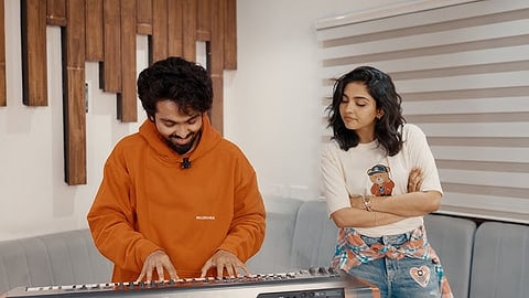 ജി.വി.പ്രകാശും മമിത ബൈജുവും 'വിശ്വനാഥ് ആന്‍ഡ് സണ്‍സ്'ആദ്യ ഗാനത്തിന്റെ പ്രൊമോ വീഡിയോയിൽ
