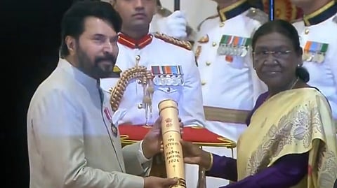 മമ്മൂട്ടി രാഷ്ട്രപതി ദ്രൗപദി മുർമുവിൽ നിന്ന് പദ്മഭൂഷൺ ബഹുമതി ഏറ്റുവാങ്ങുന്നു