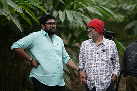 ഷാജി കൈലാസും എ.കെ.സാജനും 'വരവി'ന്റെ സെറ്റിൽ