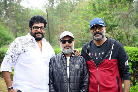 എസ്.ശരവണൻ ഷാജികൈലാസിനും മുരളി​ഗോപിക്കുമൊപ്പം 'വരവി'ന്റെ സെറ്റിൽ