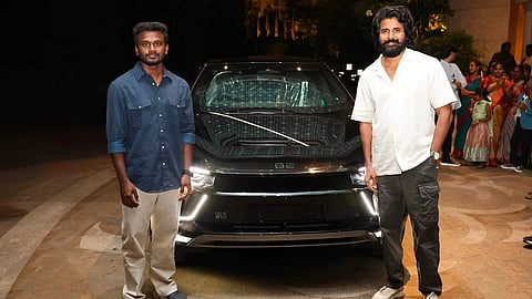 'തായ് കിഴവി' സംവിധായകൻ ശിവകുമാർ മുരുകേശന് നിർമാതാവു കൂടിയായ നടൻ ശിവകാർത്തികേയൻ ആഡംബരകാർ സമ്മാനിച്ചപ്പോൾ