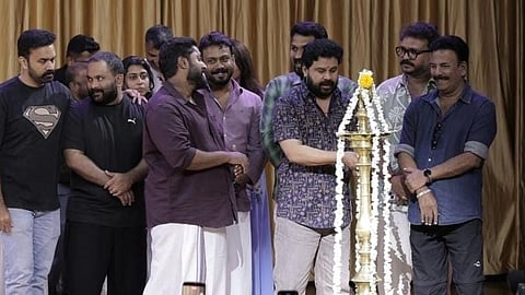 'വിസിറ്റർ' പൂജാ ചടങ്ങിൽ ദിലീപ് ഭദ്രദീപം തെളിയിക്കുന്നു