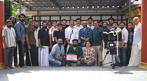 കാവ്യ ഫിലിം കമ്പനിയുടെ ബാനറിൽ വേണുകുന്നപ്പിള്ളി നിർമിച്ച് സുജിത് വാസുദേവ് സംവിധാനം ചെയ്യുന്ന സിനിമയുടെ പൂജാചടങ്ങിൽ അണിയറപ്രവർത്തകർ
