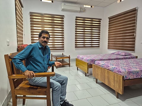 സിദ്ധുപനയ്ക്കൽ ഷൊർണൂർ പിഡബ്ല്യു‍ഡി റസ്റ്റ് ഹൗസിലെ ഒന്നാം നമ്പർ മുറിയിൽ