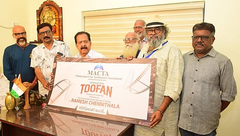 ഓപ്പറേഷൻ തൂഫാനിൽ മാക്ടയുടെ സഹകരണം പ്രഖ്യാപിച്ചു കൊണ്ടുള്ള ലോ​ഗോ ആഭ്യന്തരമന്ത്രി രമേശ് ചെന്നിത്തല പ്രകാശനം ചെയ്യുന്നു