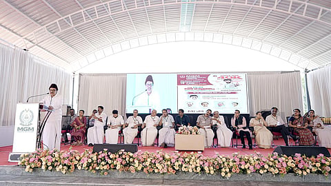 എം.ജി.എം. ഗ്രൂപ്പ് സംഘടിപ്പിച്ച ‘ജീവാമൃതം’ മെഗാ രക്തദാനപരിപാടി പാണക്കാട് സയ്യിദ് സാദിഖലി ശിഹാബ് തങ്ങൾ ഉദ്ഘാടനം ചെയ്യുന്നു