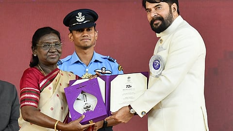 മികച്ച നടനുള്ള പുരസ്കാരം രാഷ്ട്രപതി ദ്രൗപതി മുർമു മമ്മൂട്ടിക്ക് സമ്മാനിക്കുന്നു
