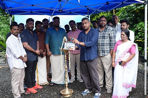 ഇന്ത്യൻ സിനിമാ കമ്പനിയുടെ പ്രൊഡക്ഷൻ നമ്പർ 4ന്റെ പൂജാ ചടങ്ങിൽ സംവിധായകൻ ​ഗിരീഷ് എ.ഡി ആദ്യക്ലാപ്പ് നൽകുന്നു