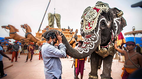 എസ്.എസ്.രാജമൗലി 'ബാഹുബലി'യുടെ സെറ്റിൽ
