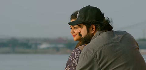 'ചിരം' എന്ന സിനിമയിലെ ​ഗാനരം​ഗത്തിൽ അനൂപ് മേനോനും ഐശ്വര്യ മിഥുൻ കോറോത്തും