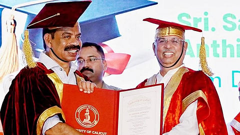 കാലിക്കറ്റ് സർവകലാശാലയുടെ ഡി ലിറ്റ് ബിരുദം ചാൻസലർ കൂടിയായ ​ഗവർണർ രാജേന്ദ്ര വിശ്വനാഥ് അർലേക്കറിൽ നിന്ന് സത്യൻ അന്തിക്കാട് ഏറ്റുവാങ്ങുന്നു