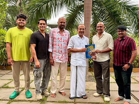 'വിസില്‍' എന്ന സിനിമയുടെ ബ്രോഷർ മന്ത്രി പി.കെ കുഞ്ഞാലിക്കുട്ടി പ്രകാശനം ചെയ്യുന്നു