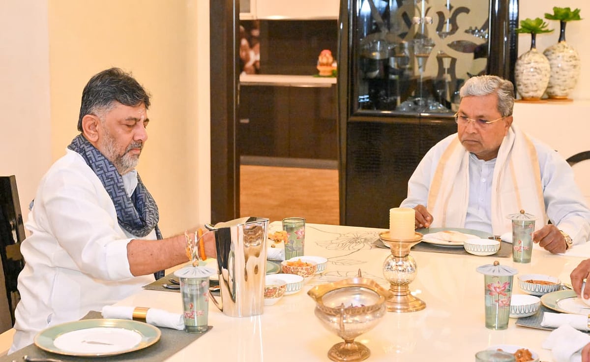 ಸಿದ್ದರಾಮಯ್ಯ ಜೊತೆ ಚರ್ಚಿಸಿದ ಮುಖ್ಯಮಂತ್ರಿ ಡಿ.ಕೆ. ಶಿವಕುಮಾರ್